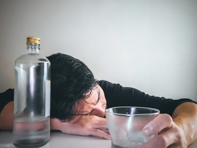 お酒の飲み過ぎが薄毛の原因？